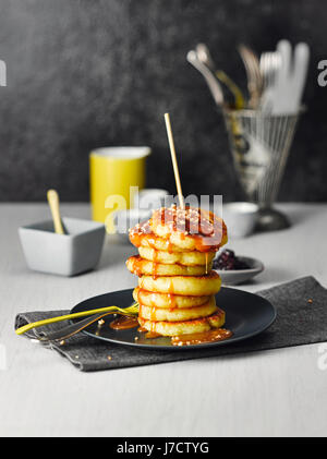Quark Potato pancake con salsa di caramello Foto Stock