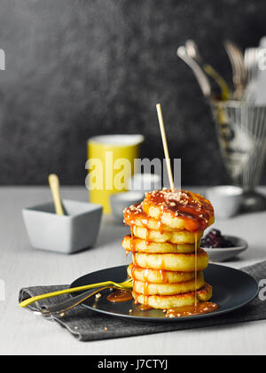 Quark Potato pancake con salsa di caramello Foto Stock