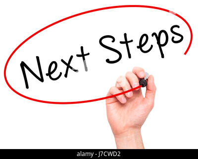 Man mano che scrive i passi successivi con pennarello nero su schermo visivo. Isolato su bianco. Business, tecnologia internet concetto. Immagine di stock Foto Stock