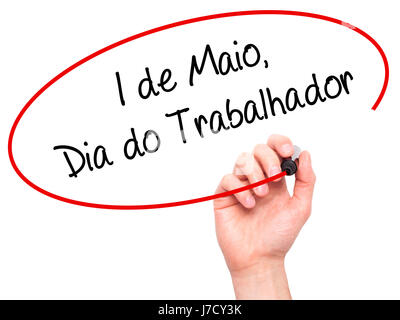 Man mano che scrive 1 de Maio, dia do Trabalhador (in portoghese: 1 maggio, Giornata del Lavoro) con pennarello nero su schermo visivo. Isolato su bianco. Business, te Foto Stock