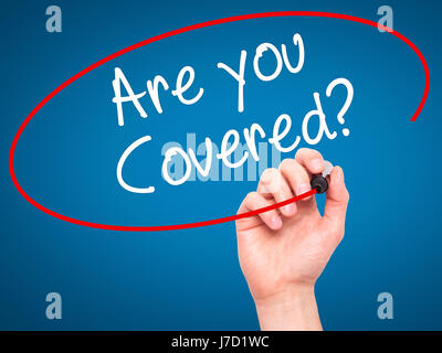 Man mano che scrive è coperto ? Con il pennarello nero su schermo visivo. Isolato su blu. Business, tecnologia internet concetto. Stock Photo Foto Stock