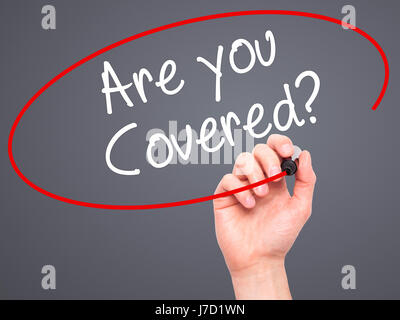 Man mano che scrive è coperto ? Con il pennarello nero su schermo visivo. Isolato su grigio. Business, tecnologia internet concetto. Stock Photo Foto Stock