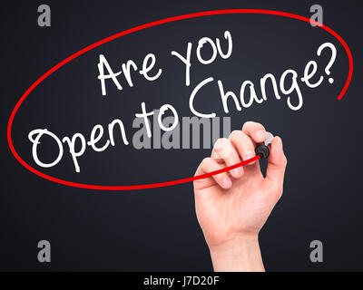 Man mano che scrive siete aperti al cambiamento? Con il pennarello nero su schermo visivo. Isolato su nero. Business, tecnologia internet concetto. Stock Photo Foto Stock