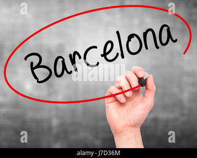 Man mano che scrive di Barcellona con il pennarello nero su schermo visivo. Isolato su grigio. Business, tecnologia internet concetto. Stock Photo Foto Stock