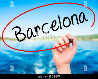 Man mano che scrive di Barcellona con il pennarello nero su schermo visivo. Isolato sulla natura. Business, tecnologia internet concetto. Stock Photo Foto Stock