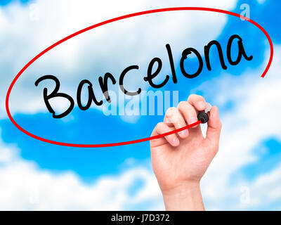 Man mano che scrive di Barcellona con il pennarello nero su schermo visivo. Isolato su sky. Business, tecnologia internet concetto. Stock Photo Foto Stock