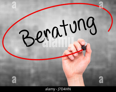 Man mano che scrive Beratung (consulenza in tedesco) con pennarello nero su schermo visivo. Isolato su grigio. Business, tecnologia internet concetto. Stock Photo Foto Stock