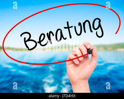 Man mano che scrive Beratung (consulenza in tedesco) con pennarello nero su schermo visivo. Isolato sulla natura. Business, tecnologia internet concetto. Stock Pho Foto Stock