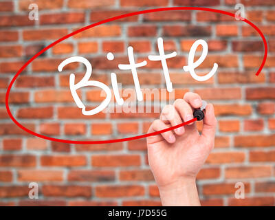 Man mano che scrive Bitte (si prega in tedesco) con pennarello nero su schermo visivo. Isolato su sfondo. Business, tecnologia internet concetto. Stock Ph Foto Stock