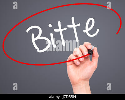Man mano che scrive Bitte (si prega in tedesco) con pennarello nero su schermo visivo. Isolato su sfondo. Business, tecnologia internet concetto. Stock Ph Foto Stock