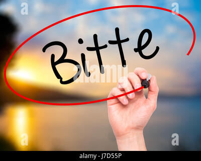 Man mano che scrive Bitte (si prega in tedesco) con pennarello nero su schermo visivo. Isolato su sfondo. Business, tecnologia internet concetto. Stock Ph Foto Stock