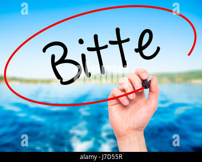 Man mano che scrive Bitte (si prega in tedesco) con pennarello nero su schermo visivo. Isolato su sfondo. Business, tecnologia internet concetto. Stock Ph Foto Stock