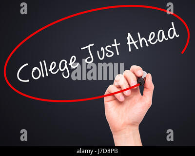 Man mano che scrive College appena avanti con pennarello nero su schermo visivo. Isolato su nero. Business, tecnologia internet concetto. Stock Photo Foto Stock