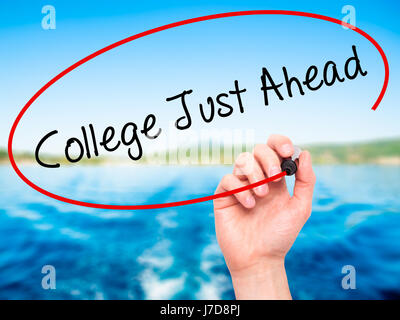 Man mano che scrive College appena avanti con pennarello nero su schermo visivo. Isolato sulla natura. Business, tecnologia internet concetto. Stock Photo Foto Stock
