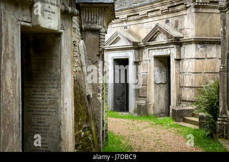 Gotico vittoriano, il cimitero di Highgate, a nord di Londra. Nota per la famosa lì sepolta (inc. Karl Marx), e per elaborare i mausolei e tombe. Foto Stock