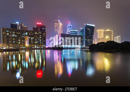 Macao, Cina - 23 Aprile 2017: le luci di una skyline di Macau, dominato dalla Lisboa hotel, riflettere sull'acqua del Van Nam lago. Macao è Asia gambl Foto Stock