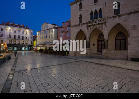 Narodni trg nel centro della città di Spalato di notte, Dalmazia, Croazia Foto Stock