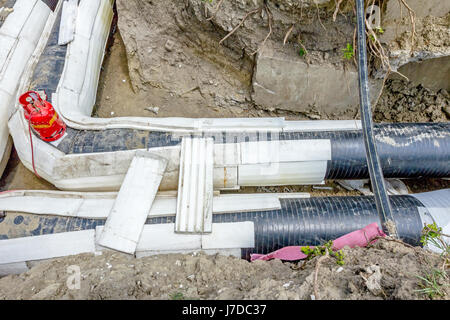 Attrezzature per la immissione di protezione termica sulla pipeline isolato, cannello a gas di riscaldamento della torcia per la fusione del polistirolo. Foto Stock