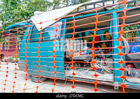 Spazio ristretto con Orange, plastica, rete di sicurezza è posizionata intorno al sito di costruzione. Foto Stock