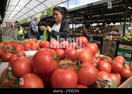 Multiculturale di scena a Bullring mercato aperto, all'aperto del mercato alimentare nella zona centrale di Birmingham, Regno Unito. Il mercato aperto offre una grande varietà di frutta e verdura fresca, tessuti, oggetti per la casa e prodotti stagionali. Il Bull Ring mercato aperto ha 130 bancarelle. Foto Stock