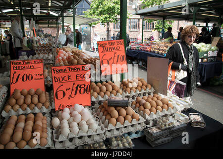 Multiculturale di scena a Bullring mercato aperto, all'aperto del mercato alimentare nella zona centrale di Birmingham, Regno Unito. Il mercato aperto offre una grande varietà di frutta e verdura fresca, tessuti, oggetti per la casa e prodotti stagionali. Il Bull Ring mercato aperto ha 130 bancarelle. Foto Stock