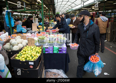 Multiculturale di scena a Bullring mercato aperto, all'aperto del mercato alimentare nella zona centrale di Birmingham, Regno Unito. Il mercato aperto offre una grande varietà di frutta e verdura fresca, tessuti, oggetti per la casa e prodotti stagionali. Il Bull Ring mercato aperto ha 130 bancarelle. Foto Stock