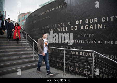 Funzione acqua e poesia parete in Spiceal Street, vicino all'Arena di Birmingham, Regno Unito. Foto Stock