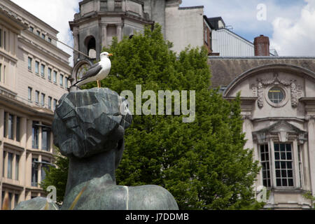 Un gabbiano sorge sulla sommità del Vistoria Square statua, anche noto localmente come il Floozie nella Jacuzzi in Victoria Square a Birmingham, Regno Unito. Il fiume, affettuosamente noto come Floozie nella Jacuzzi, è opera di Dhruva Mistry, che a seguito di perdite al costo di due migliaia di sterline al giorno, l'acqua è stata disattivata nel 2013 per risparmiare sui costi. Come del 6 luglio 2015, la piscina principale è stata riempita con il terreno e le piante di biancheria da letto e non funziona più come una fontana. Foto Stock