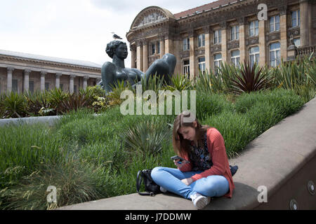 Un gabbiano sorge sulla sommità del Vistoria Square statua, anche noto localmente come il Floozie nella Jacuzzi in Victoria Square a Birmingham, Regno Unito. Il fiume, affettuosamente noto come Floozie nella Jacuzzi, è opera di Dhruva Mistry, che a seguito di perdite al costo di due migliaia di sterline al giorno, l'acqua è stata disattivata nel 2013 per risparmiare sui costi. Come del 6 luglio 2015, la piscina principale è stata riempita con il terreno e le piante di biancheria da letto e non funziona più come una fontana. Foto Stock