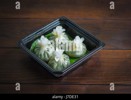 La carne di maiale dim sum su un tavolo di legno Foto Stock