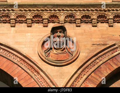 Dettaglio del portico della Certosa Cimitero Monumentale, Ferrara, Italia Foto Stock