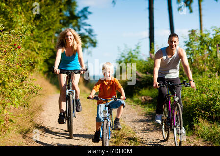 Gite in famiglia una bicicletta come uno sport Foto Stock