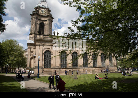 Philips St Cattedrale in Piazza del Duomo, Birmingham, Regno Unito. La Chiesa Cattedrale di San Filippo è la chiesa di Inghilterra cattedrale e la sede del vescovo di Birmingham. Costruito come una chiesa parrocchiale e consacrata nel 1715, St Philips divenne la Cattedrale della neonata Diocesi di Birmingham nel 1905. St Philips è stata costruita nei primi anni del XVIII secolo in stile barocco da Thomas Archer e si trova su Colmore Row, Birmingham, Inghilterra. La cattedrale è un grado che ho elencato la costruzione. St Philips è la terza più piccola cattedrale in Inghilterra. Foto Stock