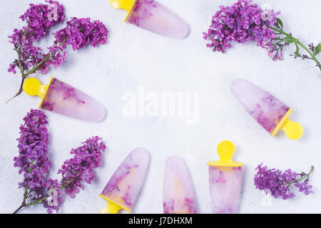 Popsicles con fiori lilla Foto Stock
