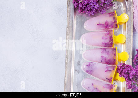 Popsicles con fiori lilla Foto Stock