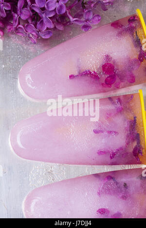 Popsicles con fiori lilla Foto Stock