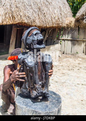 Wamena, Indonesia - 23 gennaio 2015: mummia presentato da un membro della tribù dali, nei pressi di wamena cittadina nel cuore della Il Baliem Valley Foto Stock