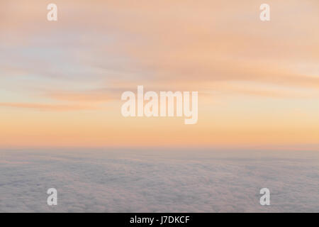 Bel tramonto sopra le nuvole da aeromobili Foto Stock