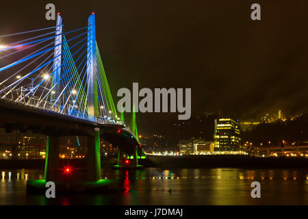 Tilikum Crossing, un nuovo lightrail, bici, e un ponte pedonale a Portland, Oregon è illuminato di notte. Stati Uniti d'America Foto Stock