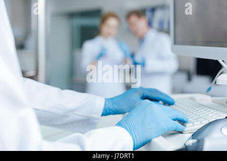 Stretta di mano maschio giacente sulla tastiera Foto Stock