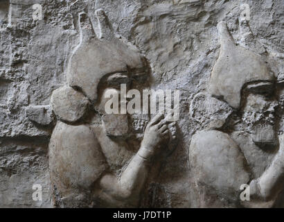 Venne Tiglat-pilèzer III dell'esercito di attaccare la città. Rimozione del nemico gli dèi. Assira, 728 BC. Nimrud, Palazzo centrale. British Museum. Londra. Foto Stock