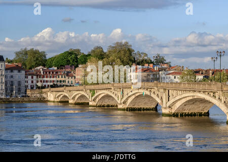 Santo Spirito ponte sul fiume Adour, a Bayonne, Francia, Europa Foto Stock