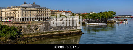 Vista panoramica del porto e il municipio della città di Bayonne con il fiume Nive, in Francia, in Europa. Foto Stock