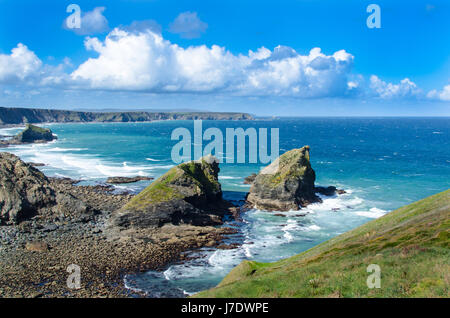 Porth-cadjack Cove vicino Portreath, Cornwall. In lontananza le scogliere del nord si estendono a Godrevy Island e il faro. Foto Stock