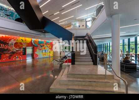 L'interno dell'Alfred R. Goldstein biblioteca presso il Ringling College of Art & Design in Sarasota Florida Foto Stock