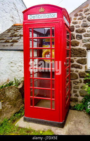 TREEN, PORTHCURNO, Cornwall, Regno Unito - 1 maggio2017: un telefono in disuso box è stato convertito in casa di un defibrillatore per fornire loro assistenza sanitaria di emergenza in th Foto Stock