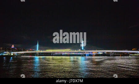 Il Golden Horn ponte metro o metro Halic Koprusu ad Istanbul in Turchia. Foto Stock
