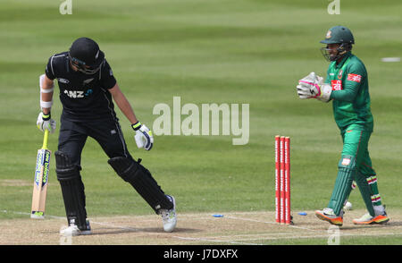 Nuova Zelanda Mitchell Santner controlla i monconi dopo essere stati colpiti durante la serie Tri-Nations corrispondono a Clontarf Cricket Club, Dublino. Foto Stock