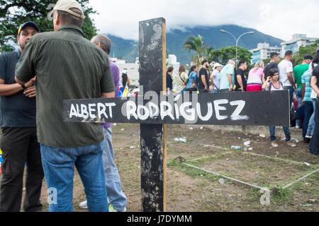 I cittadini venezuelani, contrari al governo di Nicolas Maduro, alloggiato per 12 ore in 'Gran Plantón' del distributore Altamira, sul highwa Foto Stock