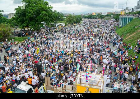 I cittadini venezuelani, contrari al governo di Nicolas Maduro, alloggiato per 12 ore in 'Gran Plantón' del distributore Altamira, sul highwa Foto Stock